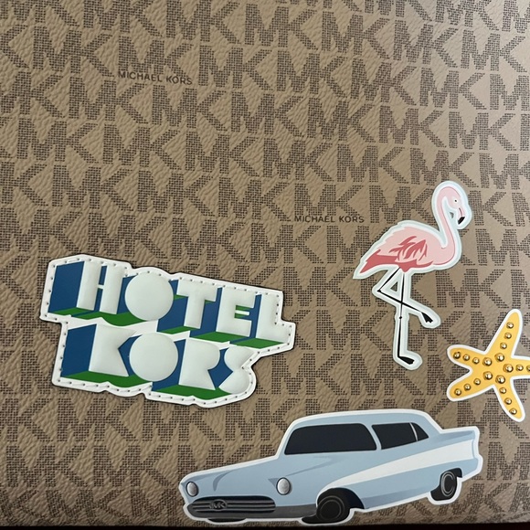 Michael Kors Travel Large Light Cream Bag - Picture 8 of 9